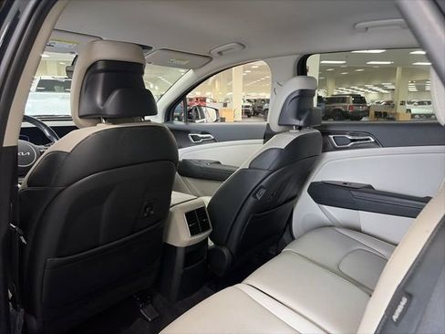 Used 2025 Kia Sportage EX image 12