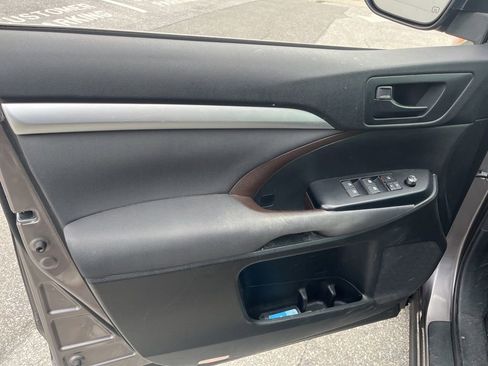 Used 2016 Toyota Highlander LE AWD/4WD image 8