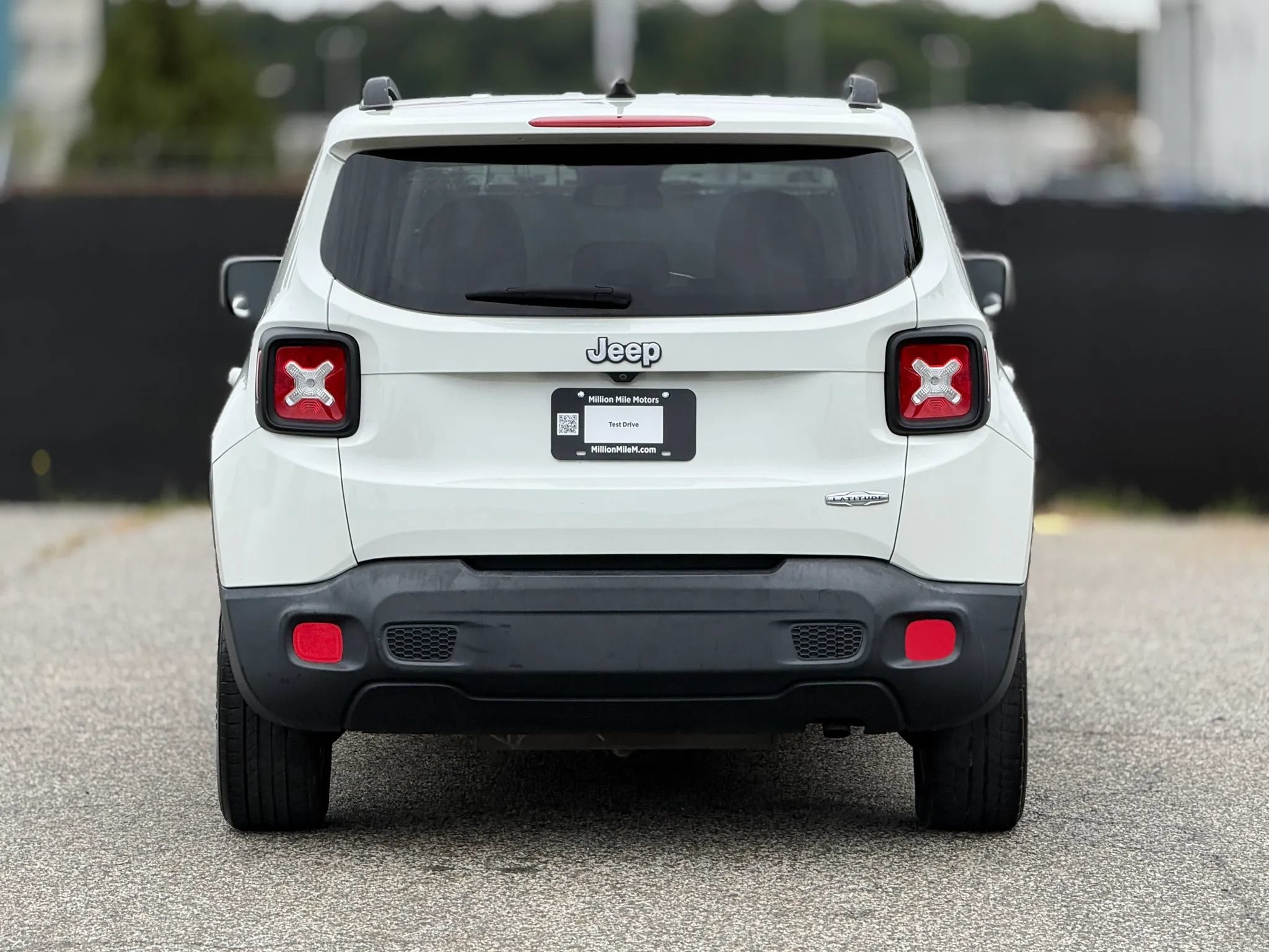 Used 2017 Jeep Renegade Latitude FWD image 4