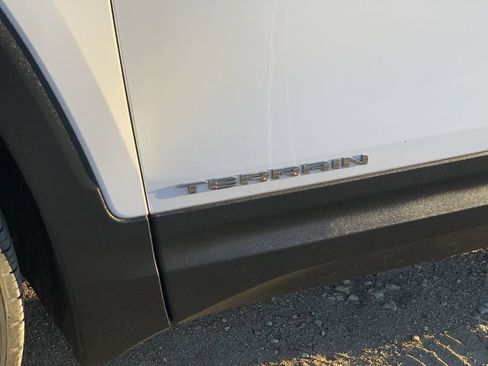 Used 2023 GMC Terrain SLT image 30