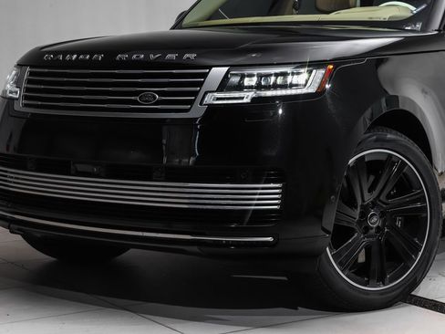 Used 2025 Land Rover Range Rover SV AWD/4WD image 2