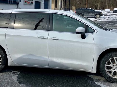 Used 2022 Chrysler Voyager LX image 5