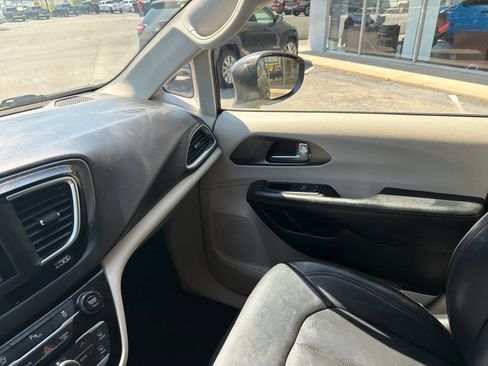 Used 2020 Chrysler Pacifica Touring-L image 30