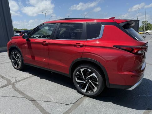 Used 2024 Mitsubishi Outlander SE FWD image 2