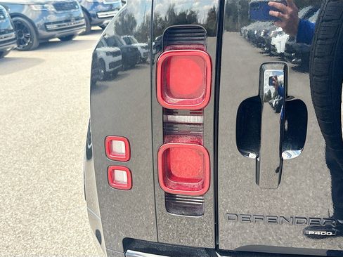 Used 2023 Land Rover Defender 110 X-Dynamic SE image 10