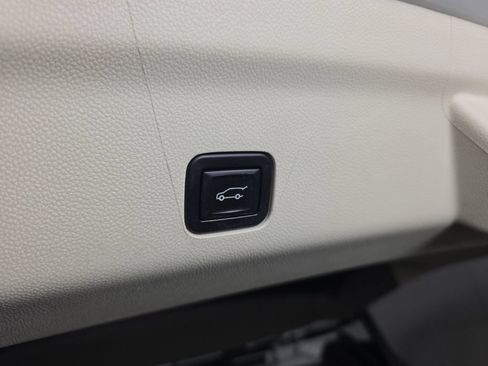 Used 2022 Cadillac Escalade Premium Luxury Platinum AWD/4WD image 36