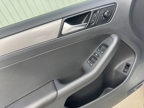 Used 2017 Volkswagen Jetta SE image 36