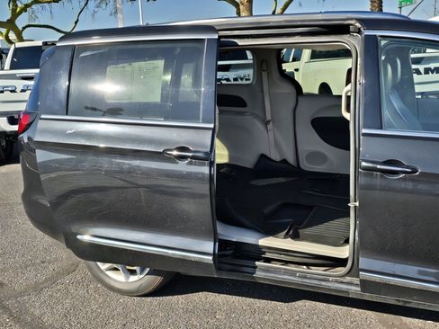 Used 2020 Chrysler Pacifica Limited image 34