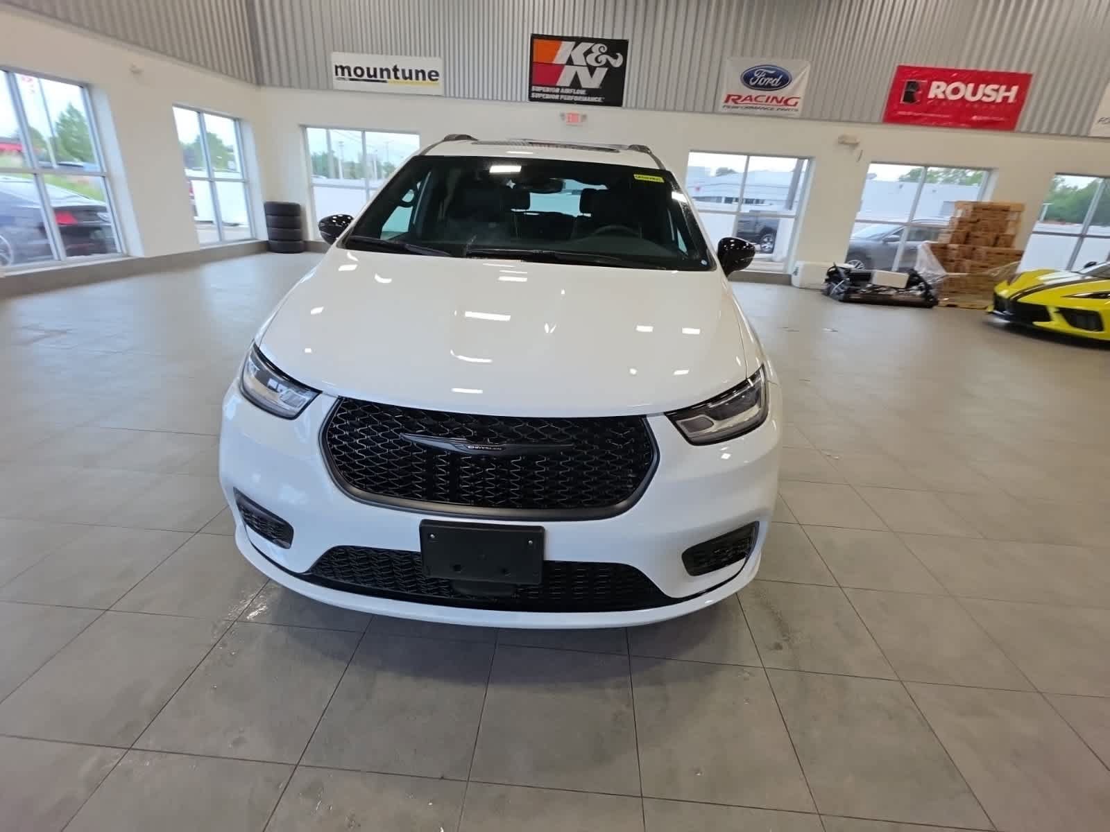 Used 2025 Chrysler Pacifica Limited FWD image 2
