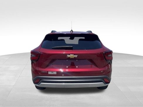Used 2025 Chevrolet Trax LT w/ LT Convenience Package FWD image 4