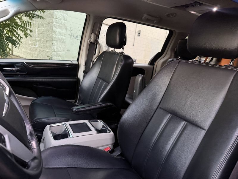 Used 2014 Chrysler Town & Country Touring FWD image 13