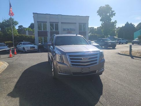 Used 2019 Cadillac Escalade Luxury AWD/4WD image 1