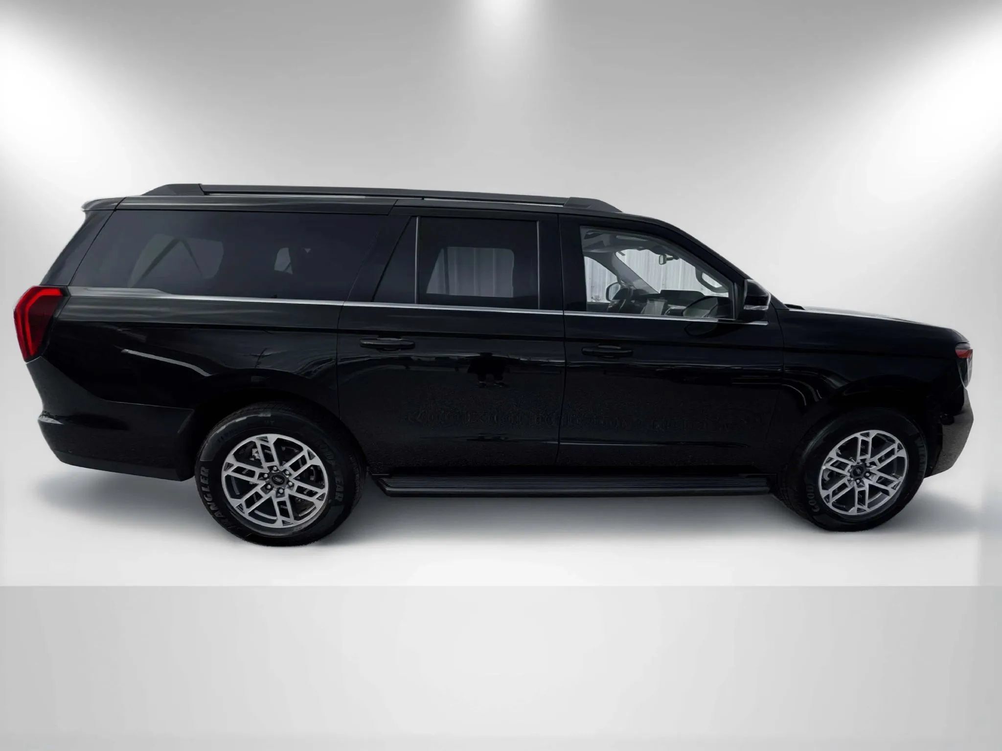 Used 2025 Ford Expedition Max Active AWD/4WD image 4