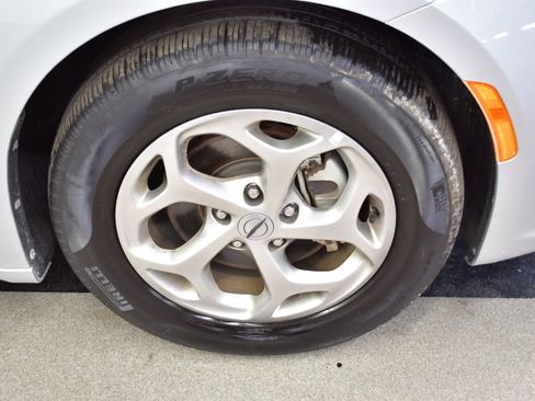 Used 2024 Chrysler Pacifica Limited FWD image 38