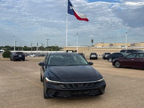 Used 2025 Hyundai Elantra SEL FWD image 4