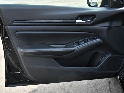 Used 2025 Nissan Altima 2.5 SV image 13