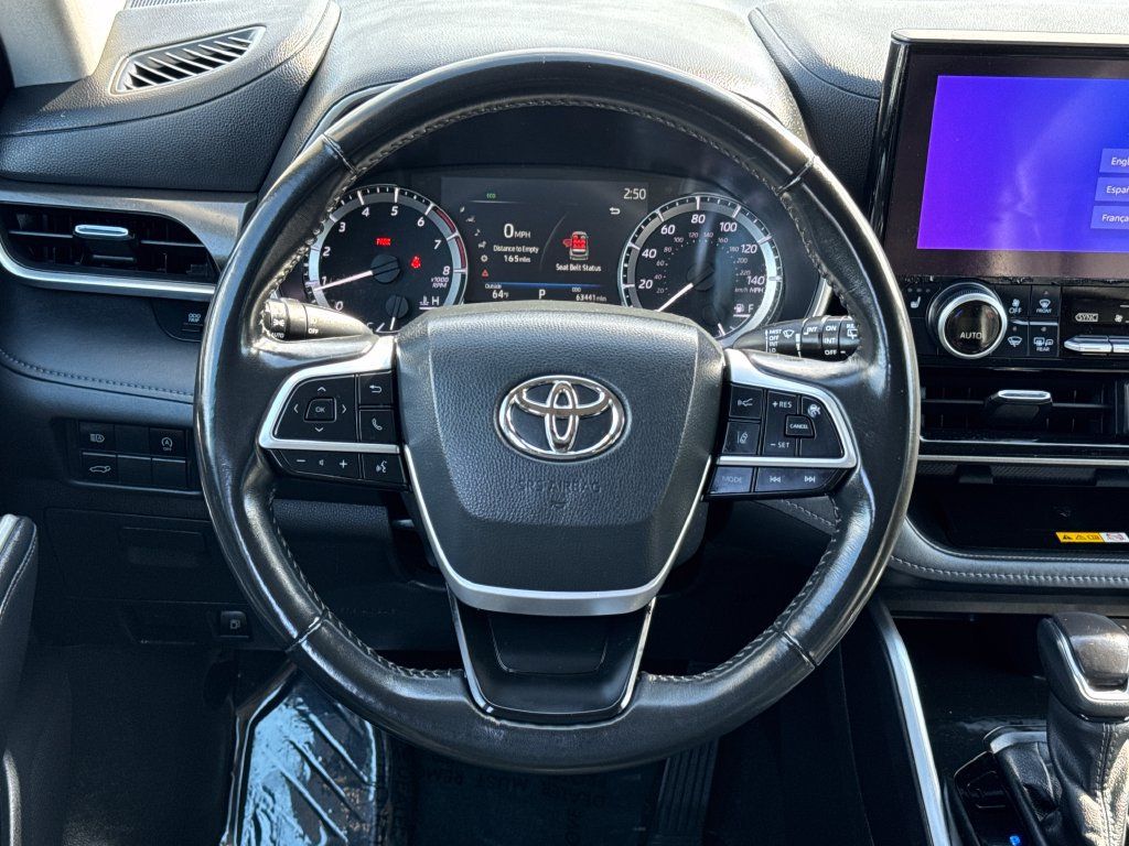 Used 2023 Toyota Highlander XLE AWD/4WD image 14