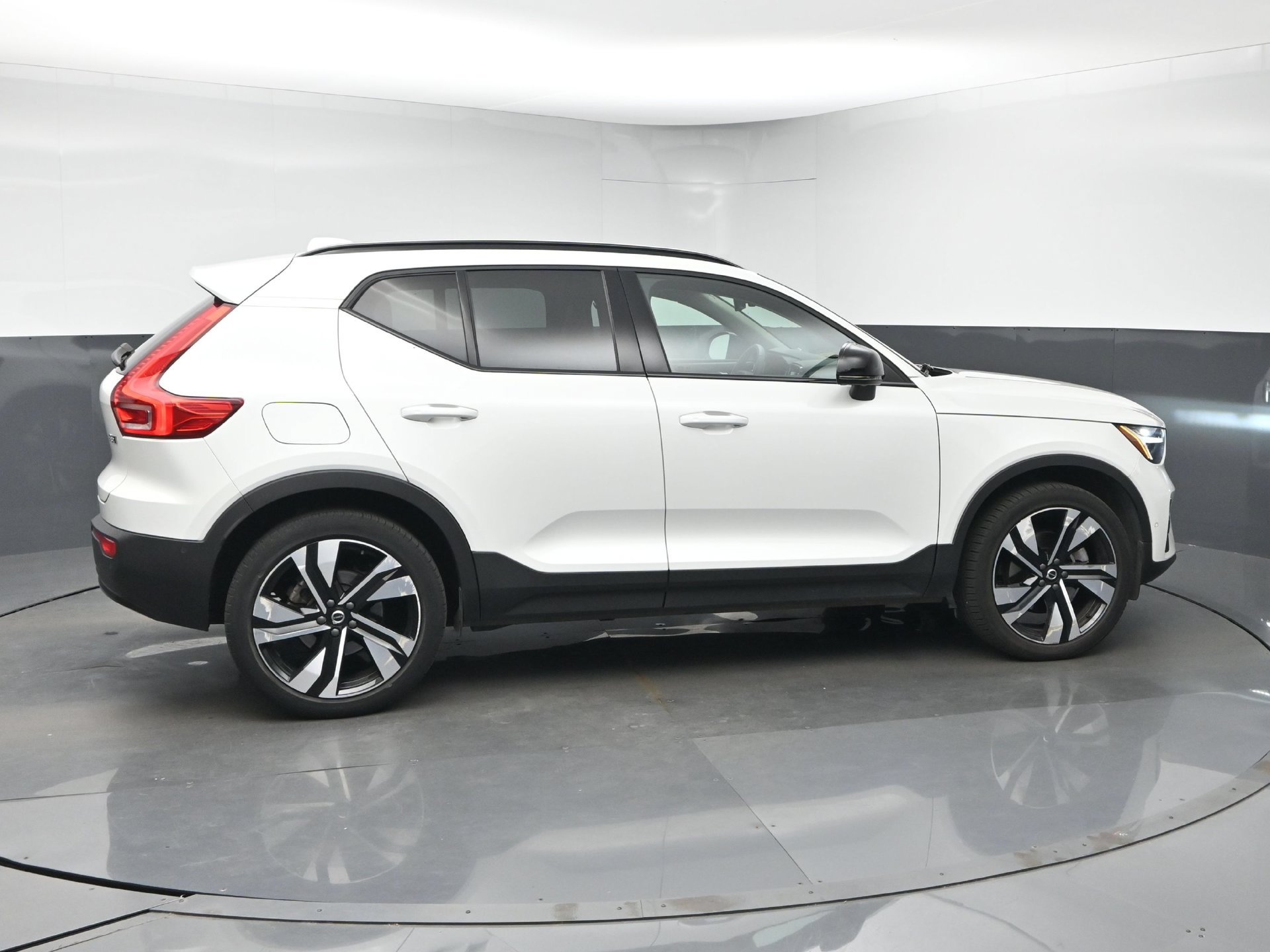 Used 2024 Volvo XC40 B5 Ultimate w/ Protection Package Premier AWD/4WD image 9