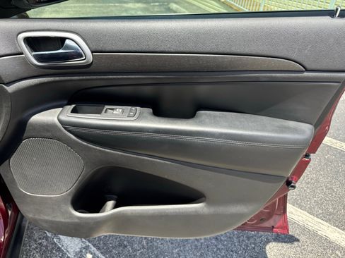 Used 2018 Jeep Grand Cherokee Laredo image 13