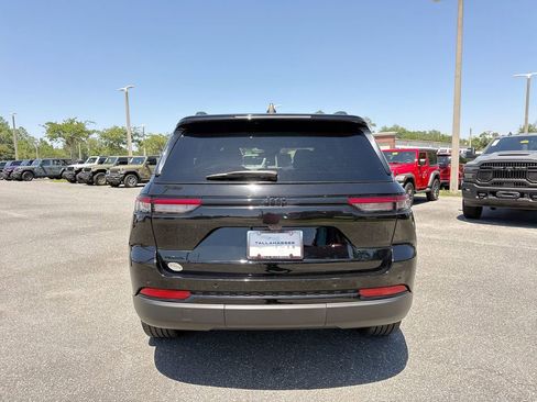 Used 2023 Jeep Grand Cherokee Altitude AWD/4WD image 4