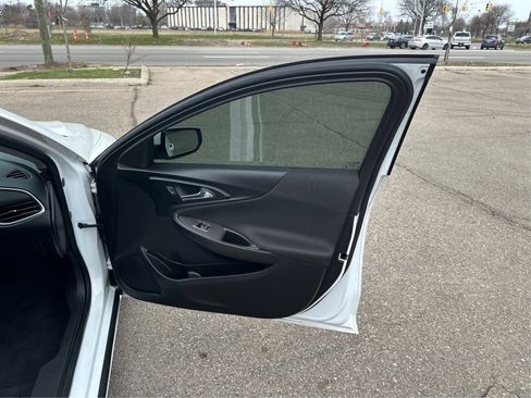 Used 2017 Chevrolet Malibu LT image 36