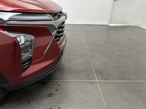 Used 2025 Chevrolet Trax RS w/ Sunroof Package FWD image 2