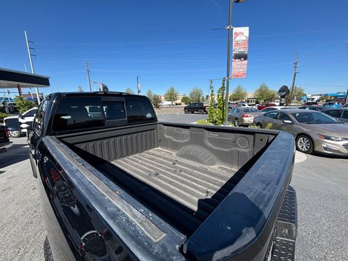 Used 2017 Nissan Titan SV AWD/4WD image 9
