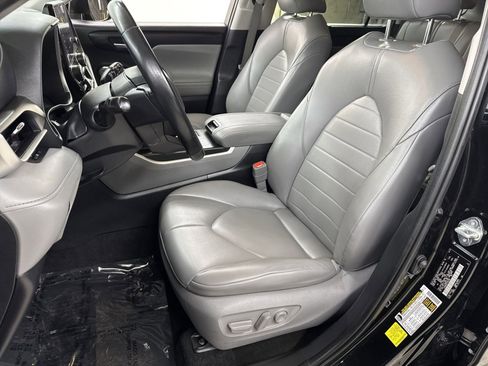 Used 2023 Toyota Highlander XLE FWD image 25