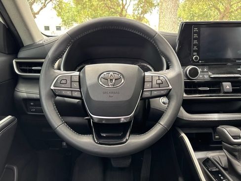 Used 2020 Toyota Highlander XLE FWD image 24