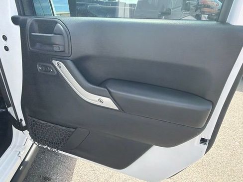 Used 2016 Jeep Wrangler Unlimited Sahara w/ Connectivity Group AWD/4WD image 8