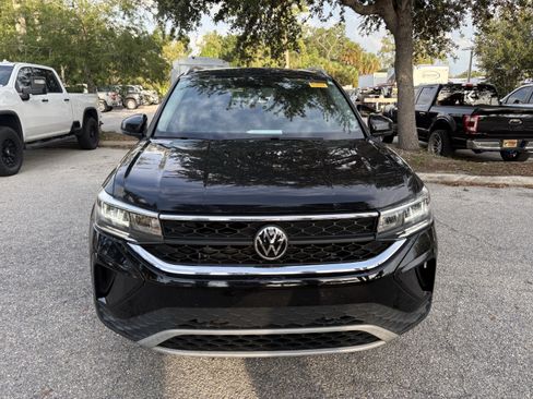 Used 2022 Volkswagen Taos SE FWD image 2