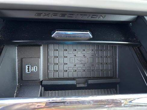 Used 2024 Ford Expedition XLT image 27