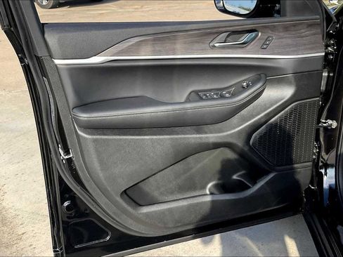 New 2025 Jeep Grand Cherokee L Limited w/ Black Appearance Package image 10