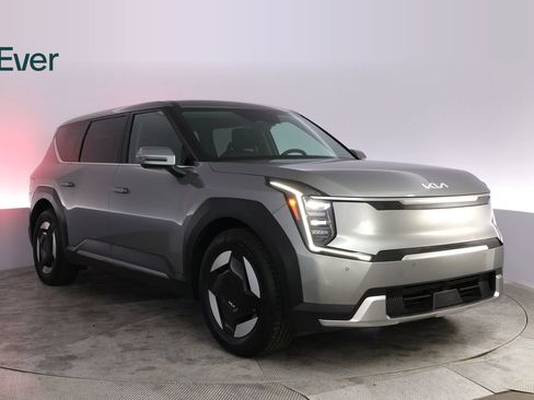 Used 2024 Kia EV9 Light Long Range RWD image 13