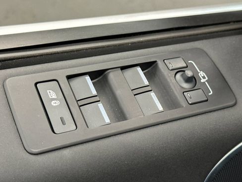 Used 2025 Land Rover Discovery S image 15