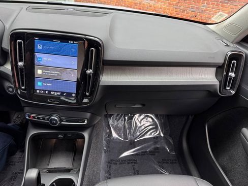 Used 2025 Volvo XC40 B5 Core image 17