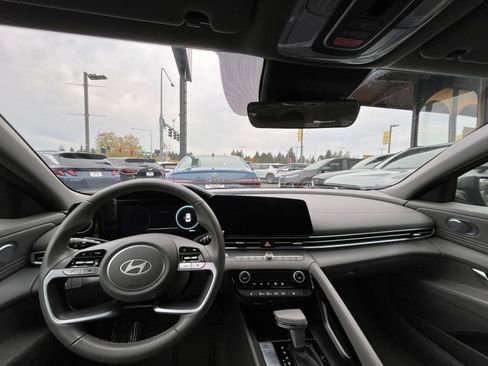 Used 2025 Hyundai Elantra SEL image 33