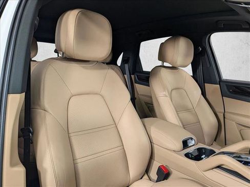Used 2023 Porsche Cayenne Platinum Edition image 24