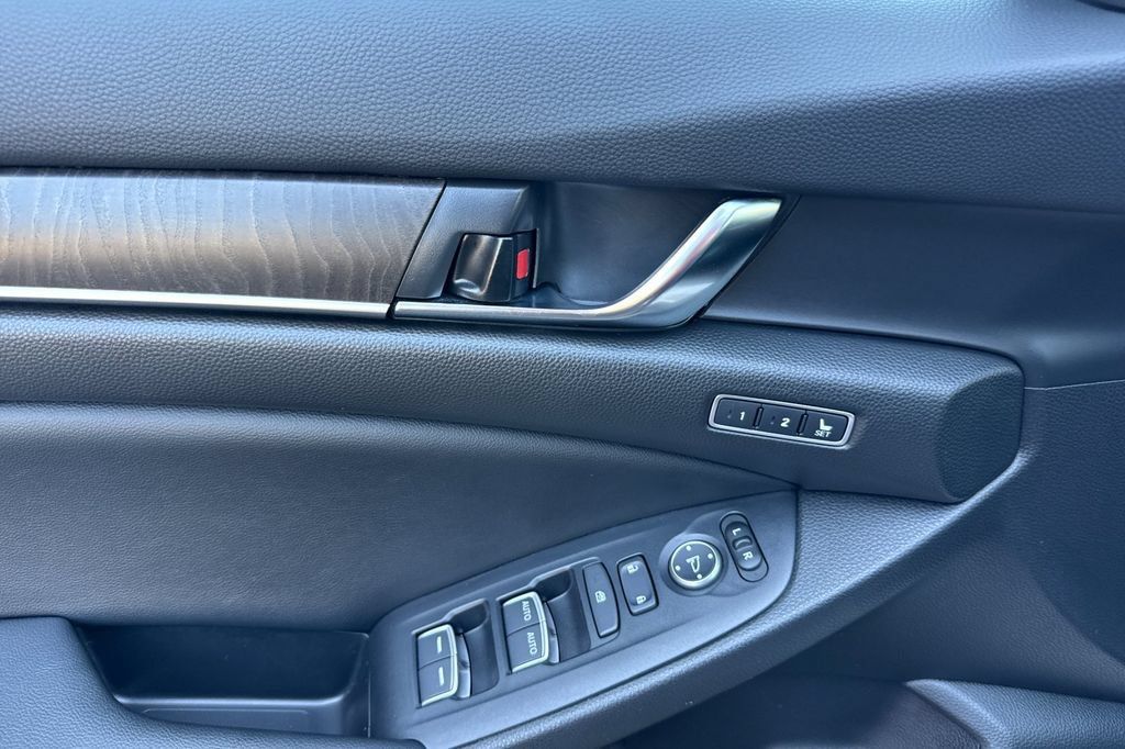 Used 2022 Honda Accord Touring image 11