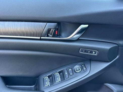 Used 2022 Honda Accord Touring image 11