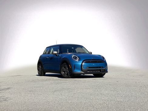 Used 2023 MINI Cooper 2-Door Hardtop image 2