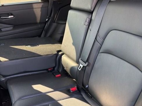 Used 2025 Nissan Pathfinder SL image 13