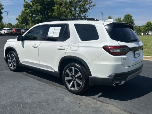 Used 2023 Honda Pilot Touring image 7