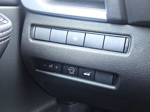 Certified 2025 Nissan Rogue SV FWD image 31