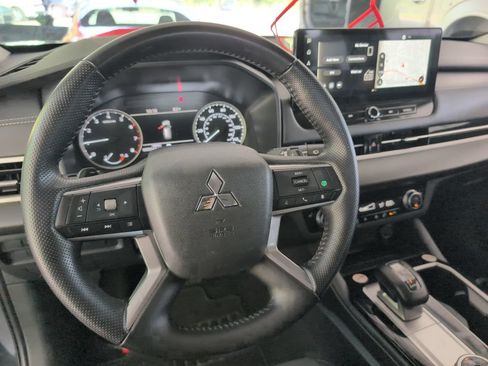 Used 2025 Mitsubishi Outlander SE FWD image 12
