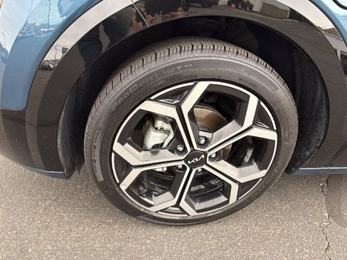 Used 2024 Kia Niro SX Touring image 9