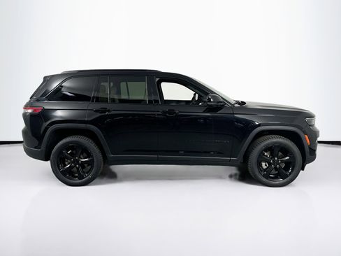 Used 2023 Jeep Grand Cherokee Limited w/ Black Appearance Package image 4