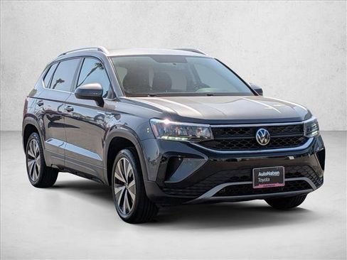 Used 2022 Volkswagen Taos SE image 3