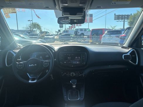 Used 2025 Kia Soul LX w/ LX Technology Package FWD image 30