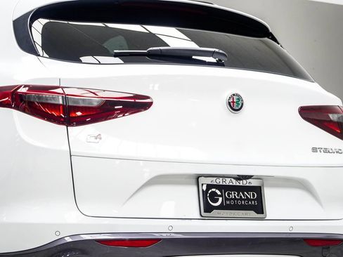 Used 2023 Alfa Romeo Stelvio Ti AWD/4WD image 13